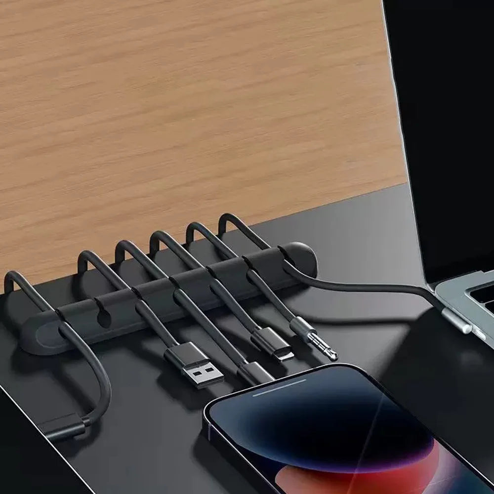 Clips adhesivos para sujetar cables. Organizador de cables para el escritorio: cables de carga USB, cables de alimentación de mesita de noche y cables de ratón.