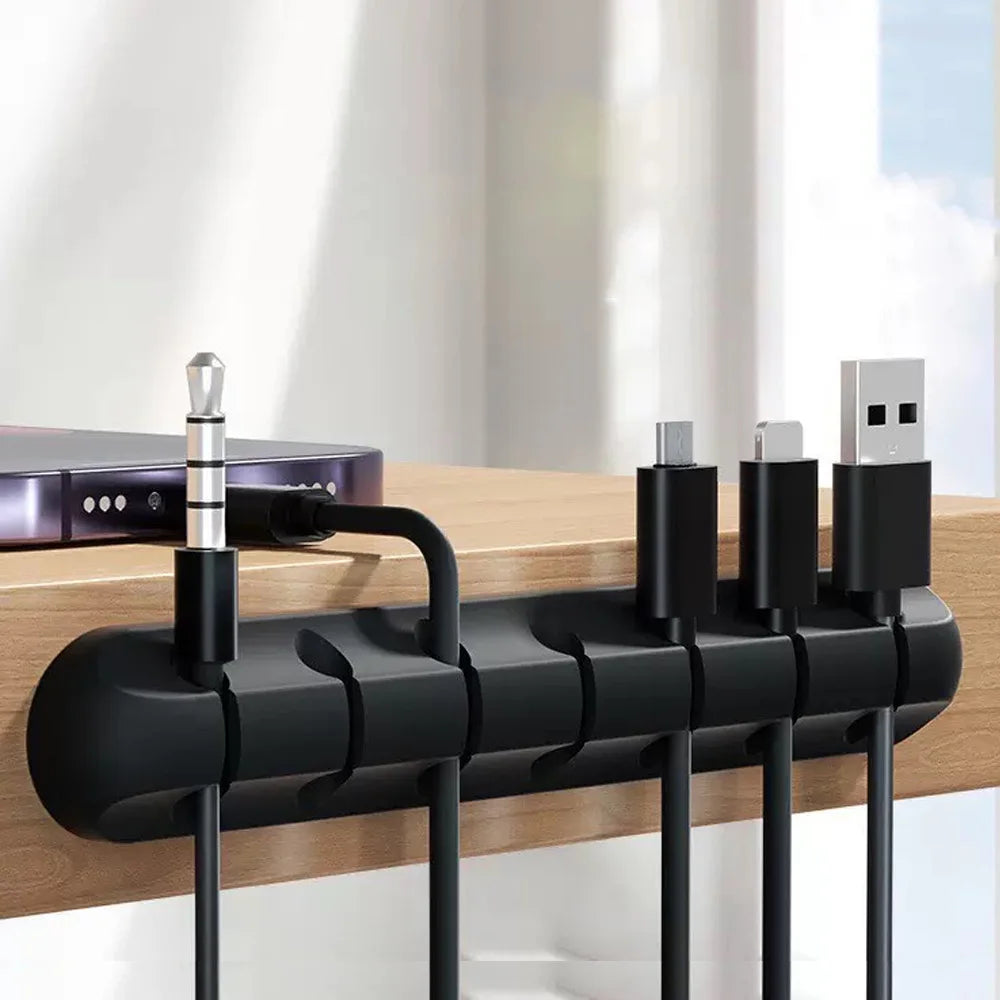 Clips adhesivos para sujetar cables. Organizador de cables para el escritorio: cables de carga USB, cables de alimentación de mesita de noche y cables de ratón.