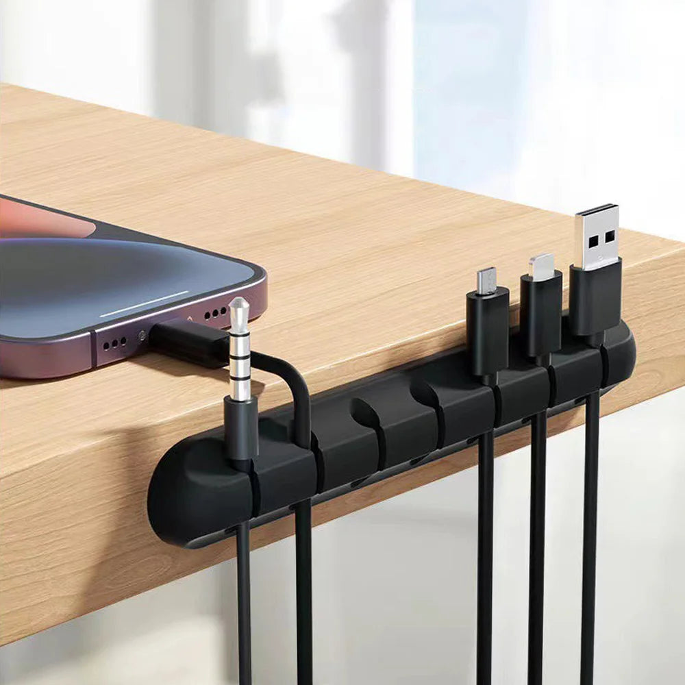 Clips adhesivos para sujetar cables. Organizador de cables para el escritorio: cables de carga USB, cables de alimentación de mesita de noche y cables de ratón.